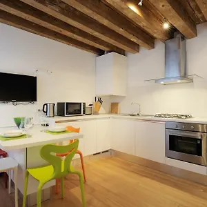 https://the-lions-house-apt1.hotelslidodijesolo.com